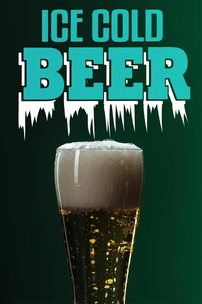Bierglas mit Schaum in der Nähe von eiskaltem Bier Schriftzug auf grünem Hintergrund — Stockfoto