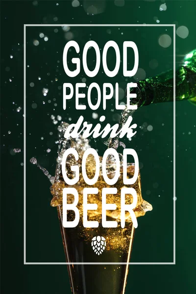 Versando birra in vetro con spruzzi vicino a brava gente bere una buona scritta birra su sfondo verde — Foto stock