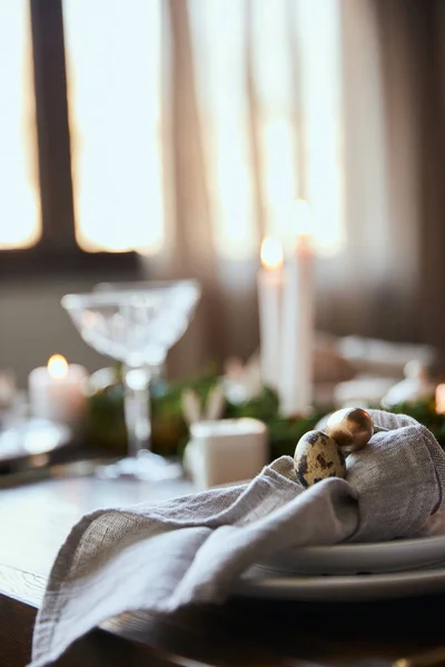 Selektiver Fokus von Wachteleiern auf Serviette und Tellern auf Holztisch zu Hause — Stockfoto