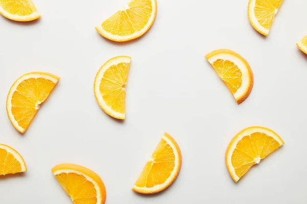 Vista superior de jugosas rebanadas de naranja sobre fondo blanco - foto de stock