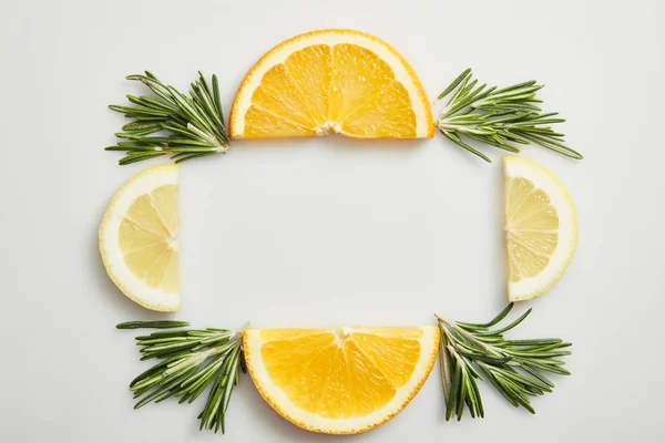 Flay mit Orangen- und Zitronenscheiben auf grauem Hintergrund — Stockfoto