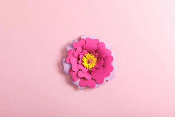 Vista superior de la flor de papel colorido sobre fondo rosa - foto de stock