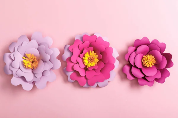 Draufsicht auf bunte Papierblumen auf rosa Hintergrund — Stockfoto