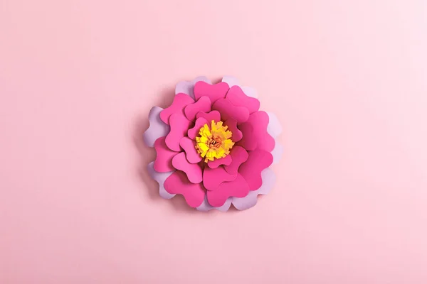 Vista superior de flor de papel multicolor sobre fondo rosa - foto de stock