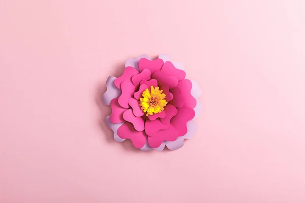 Vista dall'alto del fiore di carta multicolore su sfondo rosa — Foto stock