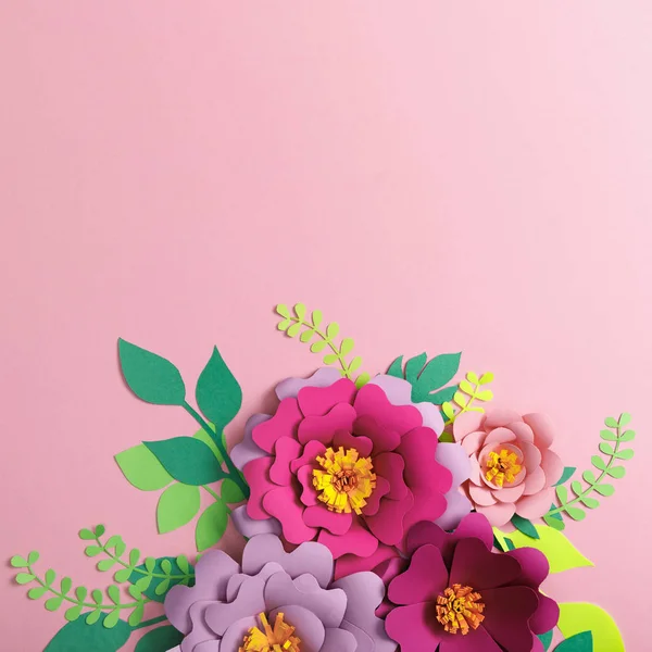 Vue de dessus des fleurs en papier coloré et des plantes vertes avec des feuilles sur fond rose — Photo de stock