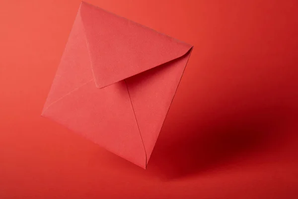 Яркий, красочный и пустой конверт на красном фоне с копировальным пространством — стоковое фото