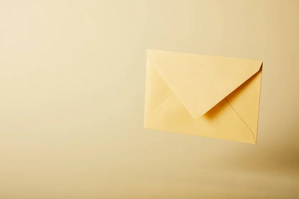 Enveloppe jaune et lumineuse sur fond coloré avec espace de copie — Photo de stock
