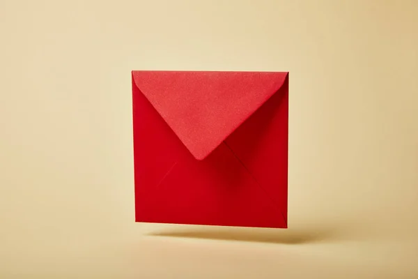 Enveloppe rouge et lumineuse sur fond coloré et jaune avec espace de copie — Photo de stock