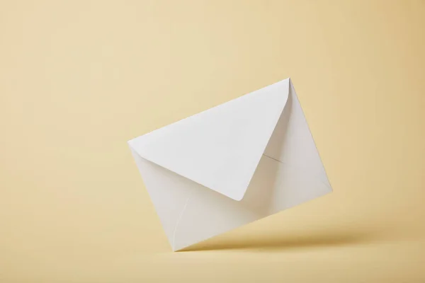 Envelope branco e em branco no fundo amarelo com espaço de cópia — Fotografia de Stock