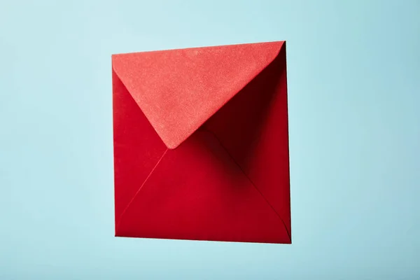 Envelope vermelho e colorido no fundo azul com espaço de cópia — Fotografia de Stock