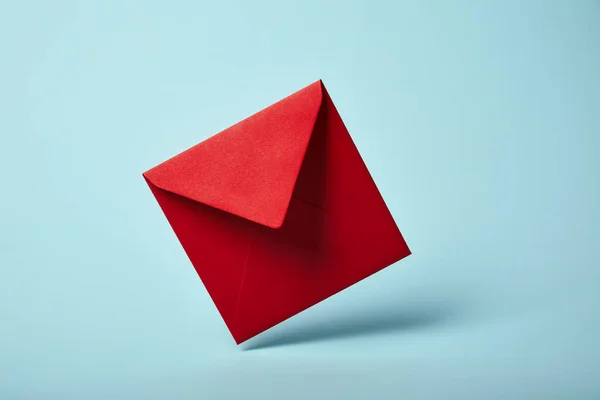 Envelope vermelho e brilhante no fundo azul com espaço de cópia — Fotografia de Stock