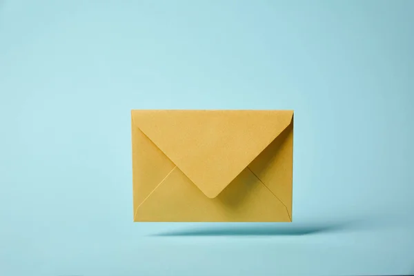 Enveloppe jaune et colorée sur fond bleu avec espace de copie — Photo de stock