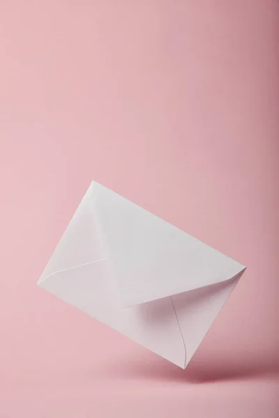 Envelope branco e vazio no fundo rosa com espaço de cópia — Fotografia de Stock