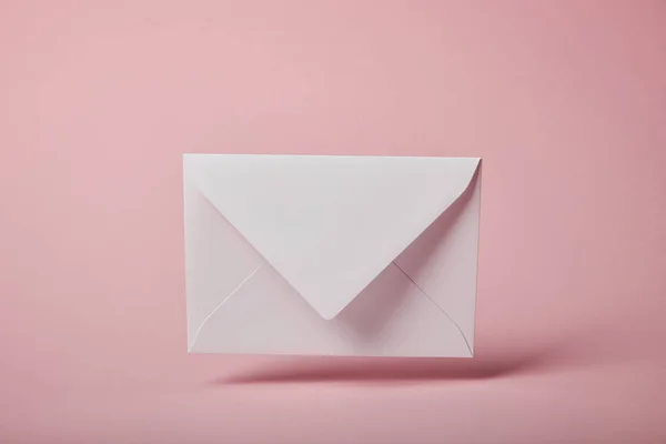 Envelope branco e vazio no fundo rosa com espaço de cópia — Fotografia de Stock