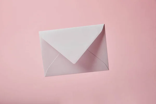 Envelope branco e vazio isolado em rosa com espaço de cópia — Fotografia de Stock