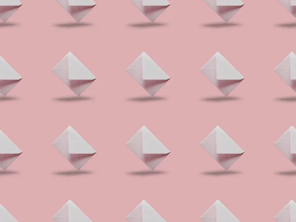 Plano con sobres blancos y vacíos sobre fondo rosa con espacio de copia — Stock Photo