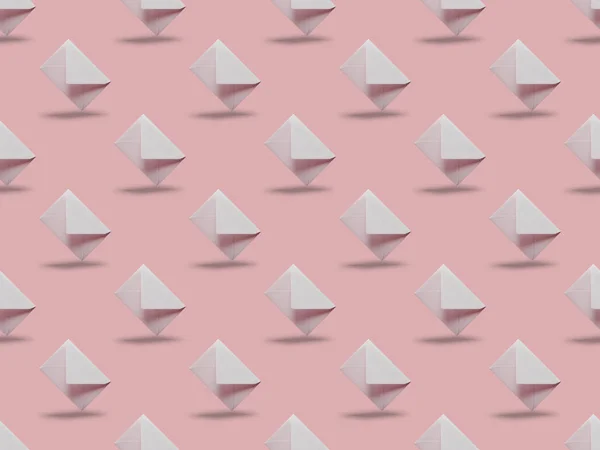 Flat lay com envelopes brancos e vazios sobre fundo rosa com espaço de cópia — Fotografia de Stock