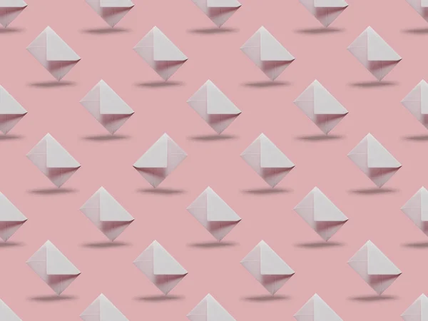 Белые и пустые конверты на розовом фоне с копировальным пространством — стоковое фото
