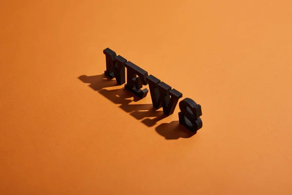 Scritta nera con ombre e spazio copia su arancione — Foto stock