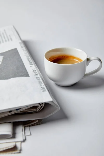 Selektive Fokussierung der Tasse Kaffee in der Nähe von Zeitungen auf Weiß — Stockfoto