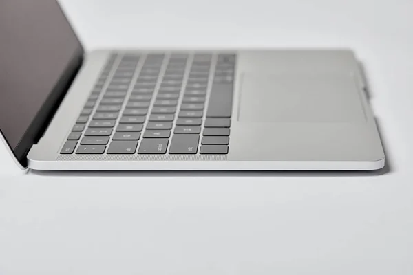 Вибірковий фокус ноутбука з простором для копіювання на сірому — стокове фото