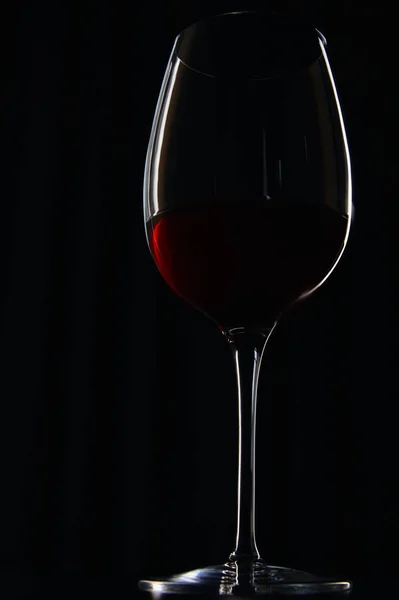 Bicchiere di vino rosso bordeaux isolato su nero — Foto stock