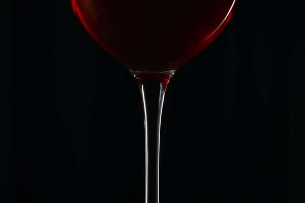 Verre de vin rouge bordeaux isolé sur noir — Photo de stock