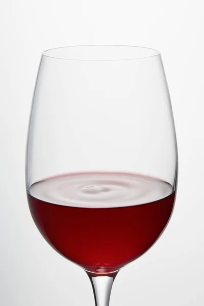 Verre à vin avec vin rouge bordeaux isolé sur blanc — Photo de stock