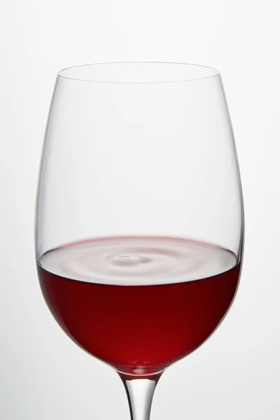 Copa de vino con vino tinto de Borgoña aislado en blanco - foto de stock