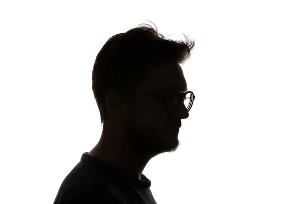 Silhouette d'homme en lunettes avec barbe isolée sur blanc — Photo de stock