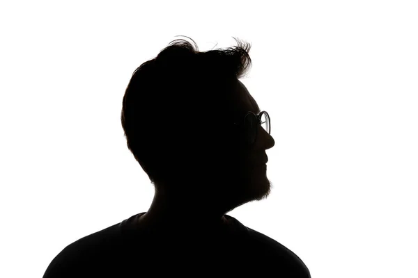 Silhouette di uomo in occhiali guardando altrove isolato su bianco — Foto stock