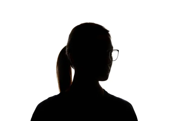 Silhouette einer Frau mit Brille, die isoliert von Weiß wegschaut — Stockfoto