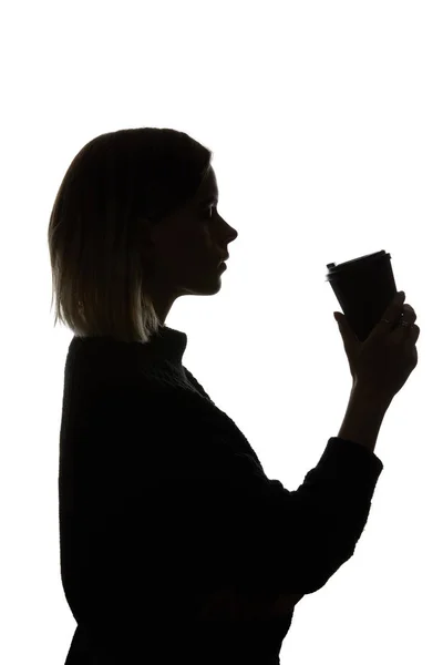 Вид збоку жінки, що тримає паперову чашку кави ізольовано на білому — стокове фото