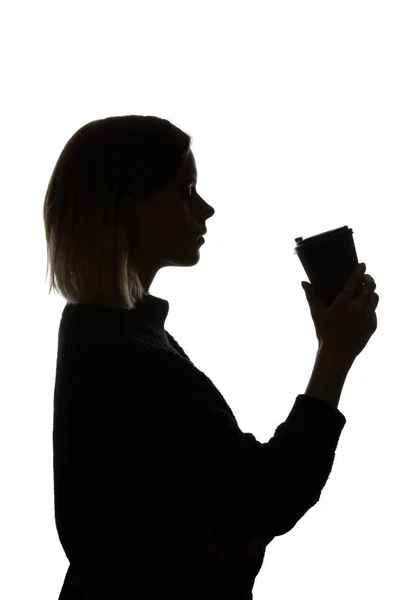 Vista lateral de la mujer sosteniendo taza de papel de café aislado en blanco - foto de stock