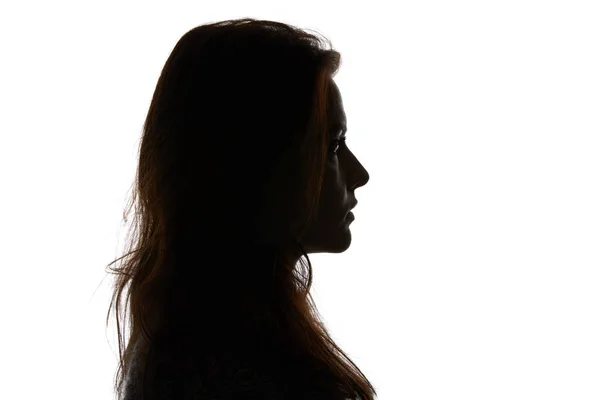Vista lateral de la mujer mirando hacia otro lado aislado en blanco - foto de stock