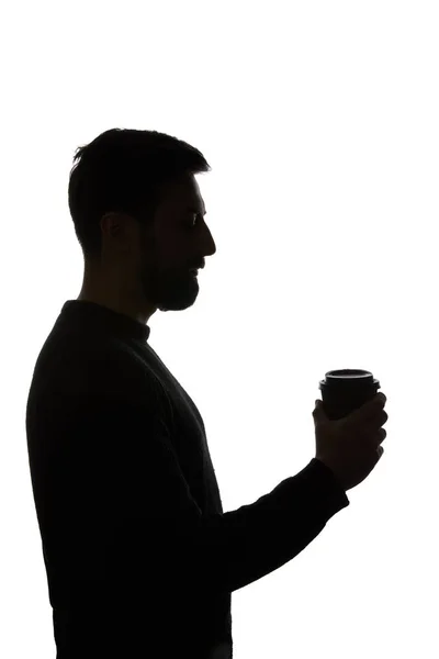 Vista lateral del hombre sosteniendo taza de papel de café aislado en blanco - foto de stock