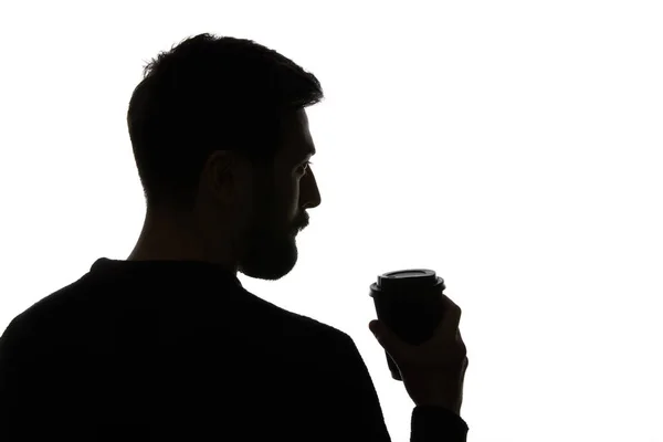 Силуэт человека с бумажной чашкой кофе изолированы на белом — стоковое фото