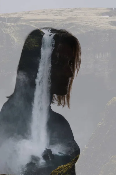 Doppelbelichtung von nachdenklicher Frau und Wasserfall — Stockfoto