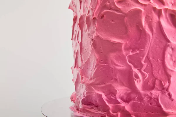 Gros plan de crème rose sur gâteau d'anniversaire cuit au four savoureux isolé sur gris — Photo de stock
