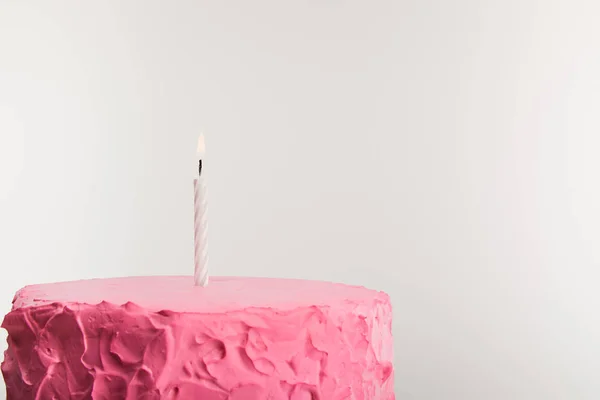 Delicioso pastel de cumpleaños rosa con vela aislada en gris - foto de stock