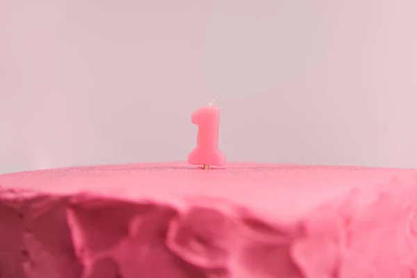 Selective focus of number one candle on pink and tasty birthday cake isolated on pink — Stock Photo