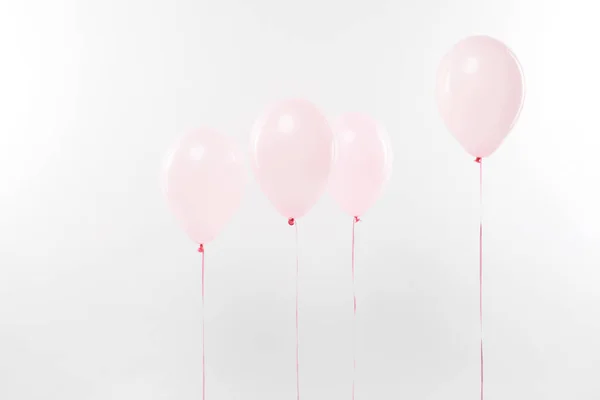 Декоративні рожеві повітряні кулі на білому з копією простору — стокове фото