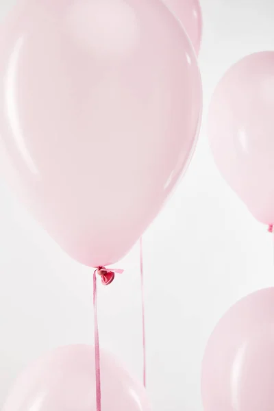 Hintergrund mit dekorativen schwebenden rosa Luftballons isoliert auf weiß — Stockfoto