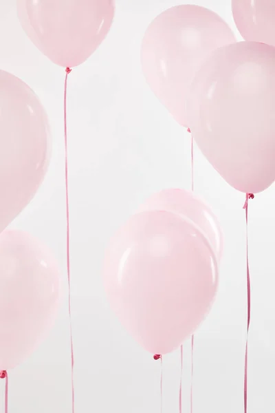 Sfondo con decorativi palloncini d'aria rosa galleggianti isolati su bianco — Foto stock