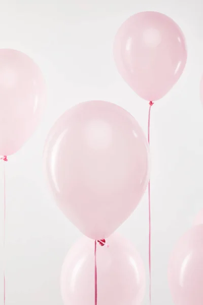 Sfondo con palloncini d'aria rosa decorativi isolati su bianco — Foto stock