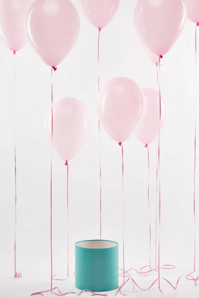 Ballons à air rose avec boîte cadeau turquoise isolé sur blanc — Photo de stock