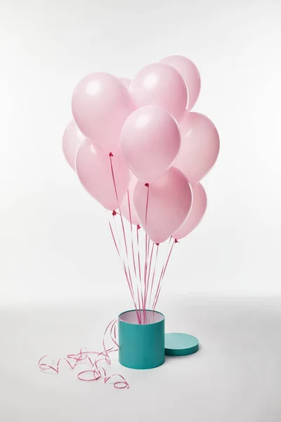 Bündel von dekorativen rosa Luftballons mit türkisfarbener Geschenkschachtel auf weiß — Stockfoto