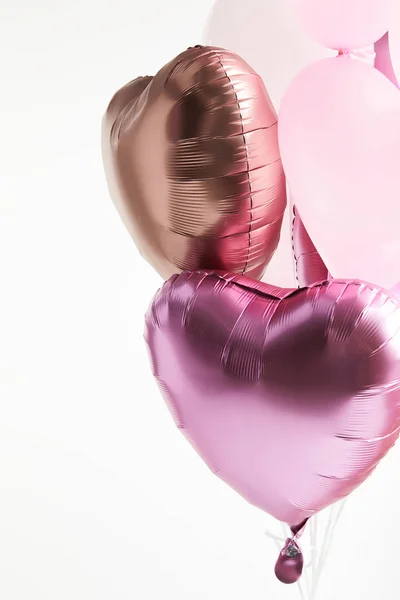 Herzförmige rosa und goldene festliche Luftballons isoliert auf weiß — Stockfoto