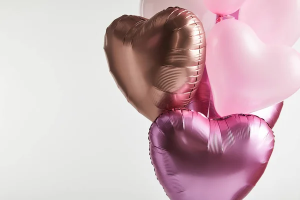 Paquet de ballons roses et dorés en forme de coeur isolés sur blanc avec espace de copie — Photo de stock